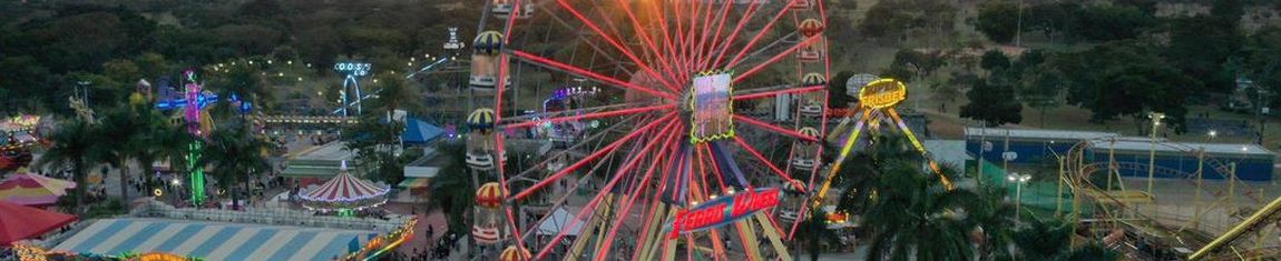 Vista panorâmica para a roda-gigante do Parque de Diversões Nova Nicolândia em Brasília - DF.