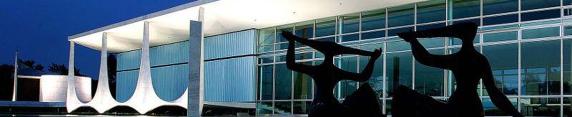 O Palácio da Alvorada visto à noite em Brasília - DF e a escultura As Iaras, de Alfredo Ceschiatti