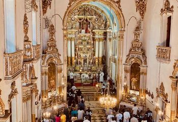 Interior da Basílica do Senhor do Bonfim em Salvador - BA em dia de celebração.