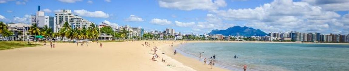 Vista panorâmica em dia ensolarado para a Praia de Camburi, na cidade de Vitória - ES.