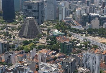 Foto aérea do Aqueduto da Carioca no Rio de Janeiro - RJ.