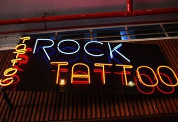 Lojas de tattoo e body piercing são tradicionais na Galeria do Rock. 