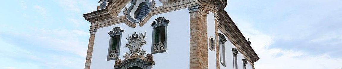 Imagem lateral da Igreja São Francisco de Assis em Mariana - MG.