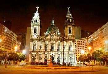 Visão noturna da iluminação da Igreja de Nossa Senhora da Candelária no Rio de Janeiro - RJ. 