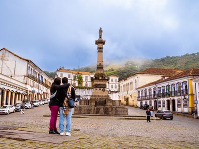 O turismo constitui uma parte significativa da economia de Ouro Preto - MG. A Igreja de São Francisco de Assis, cartão-postal da cidade, é uma das criações de Aleijadinho, célebre escultor do Brasil colonial.