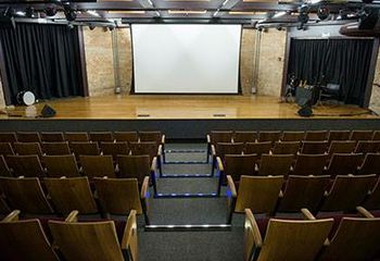 Auditório interno na Pinacoteca de São Paulo. 