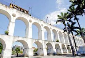 O Bondinho de Santa Teresa passa em cima dos Arcos da Lapa - RJ.