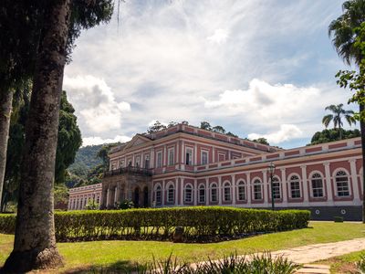 Petrópolis - RJ está na região serrana do Rio de Janeiro e se destaca por suas montanhas e arquitetura colonial.