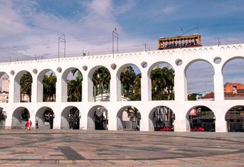 O Bondinho de Santa Teresa passa em cima dos Arcos da Lapa - RJ.