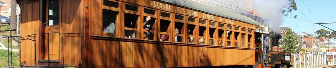 Vista panorâmica para um dos vagões de trem da Estação Emílio Ribas, em Campos do Jordão - SP.