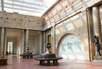 Entrada de uma das salas de exposição na Pinacoteca de São Paulo. 