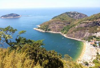 Vista da Praia Vermelha durante Trilha do Morro da Urca - RJ.