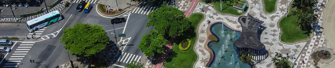 Os Jardins da Orla de Santos - SP formam o maior jardim frontal de praia em extensão do mundo.
