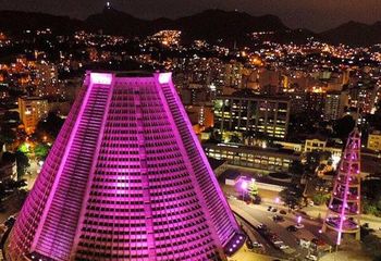Catedral Metropolitana do Rio de Janeiro - RJ iluminada. 