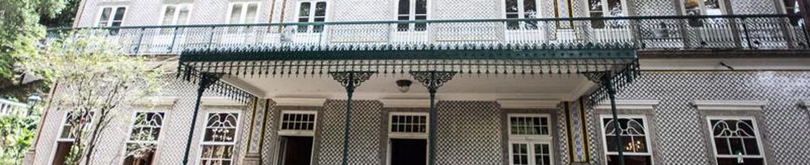 Fachada principal do Solar do Jambeiro, centro cultural em Niterói - RJ.