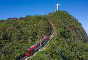 Trem do Corcovado a caminho do Cristo Redentor no Rio de Janeiro - RJ.