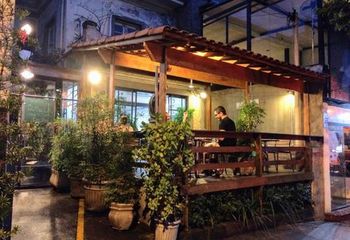 Entrada do Coffe Lab, cafeteria famosa no bairro Vila Madalena - SP. 