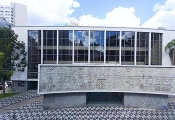 Vista de dia para o Teatro Guaíra em Curitiba - PR.