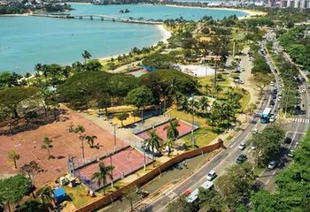 Vista aérea da Praça dos Namorados e orla da Praia do Canto em Vitória - ES.