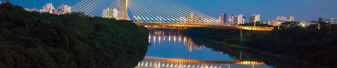 Vista à noite para o Complexo Turístico Ponte Estaiada em Teresina - PI.