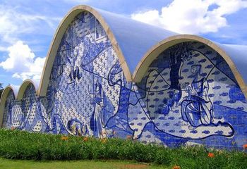 Painéis externos da Capela de São Francisco de Assis são da autoria do artista Cândido Portinari.