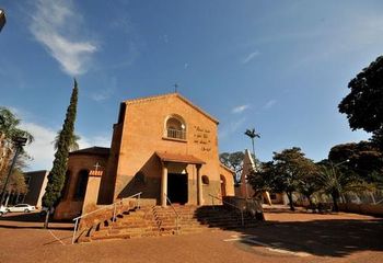 Fachada diurna no Santuário de Nossa Senhora do Perpétuo Socorro de Campo Grande - MS.