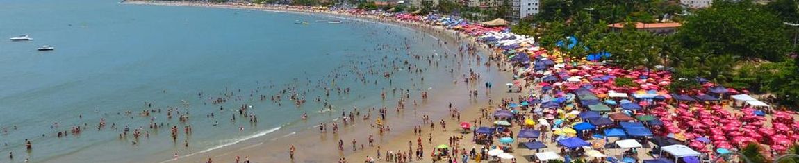 Vista aérea da Praia Martim de Sá em Caraguatatuba - SP em dia de movimento intenso.