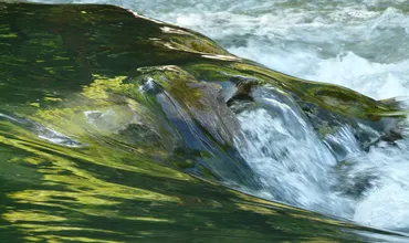 Movimento da água em área para banho de balneário.