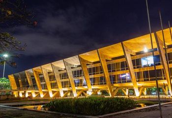 Visão noturna da fachada do Museu de Arte Moderna do Rio de Janeiro - RJ. 