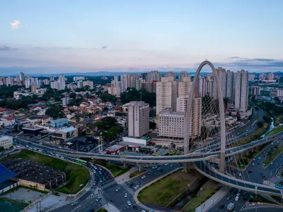 Vista parcial noturna de São José dos Campos - SP