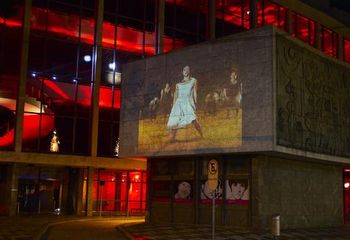 Fachada do Teatro Guaíra, em Curitiba - PR, com a imagem de uma dança de balé. 