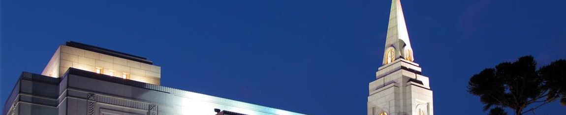 Vista lateral esquerda do Templo de Curitiba - PR.