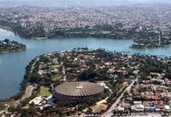 Panorama da Lagoa da Pampulha, com o Mineirinho em primeiro plano em Belo Horizonte - MG.